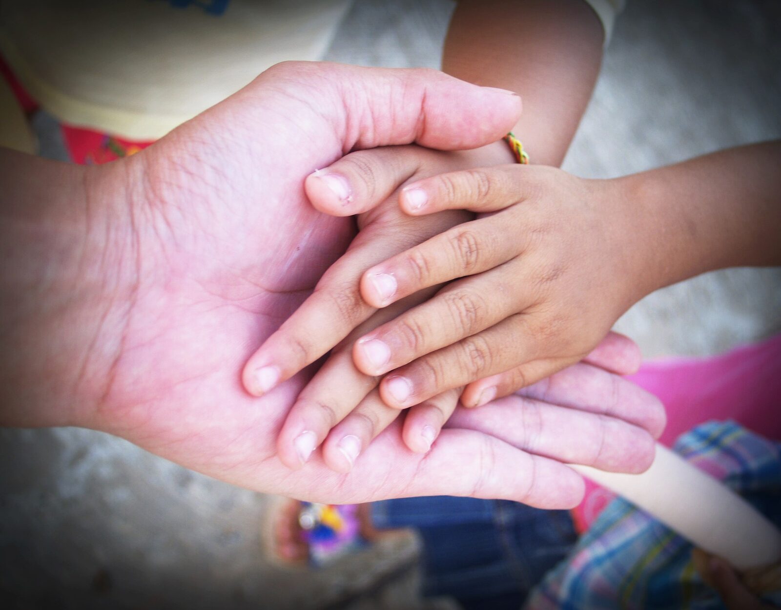 Kinderhand liegt in der Hand eines Erwachsenen