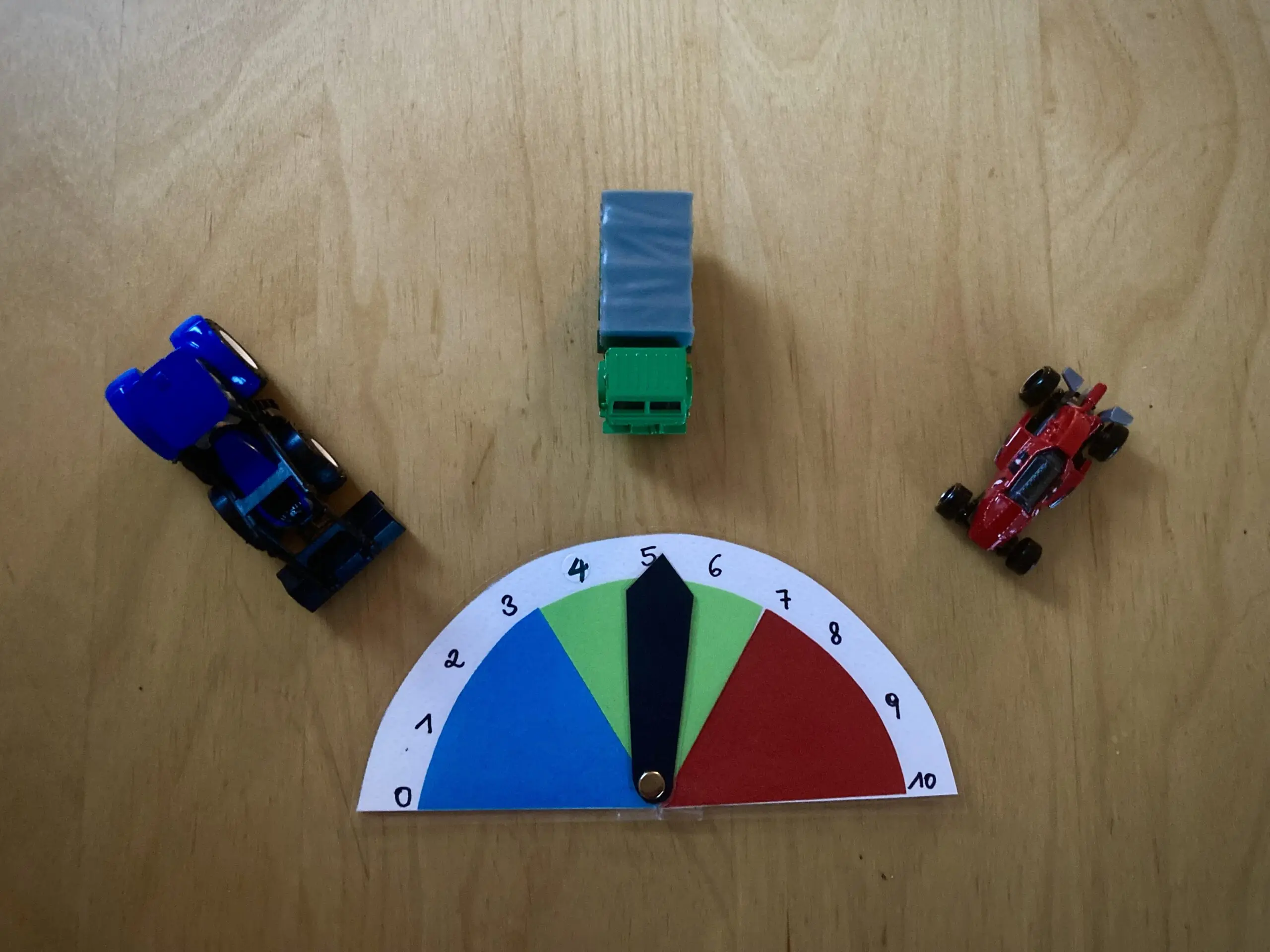 Selbstgebastelter Drehzahlmesser mit Spielzeugautos zur Selbstregulation
