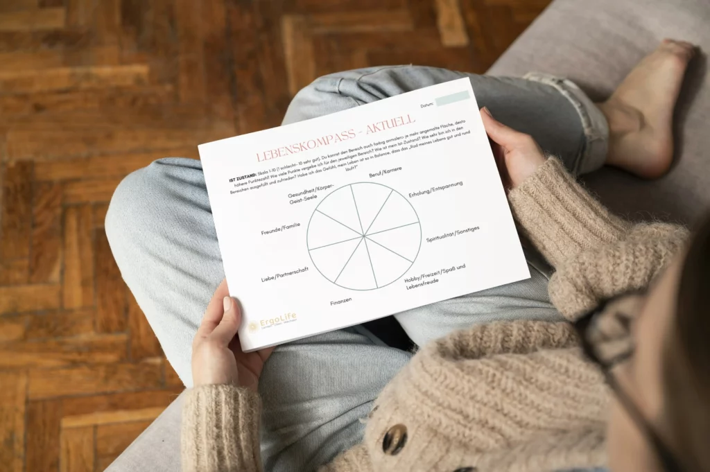 Hände halten ein Arbeitsblatt aus dem Lebenskompass mit Kreisdiagramm