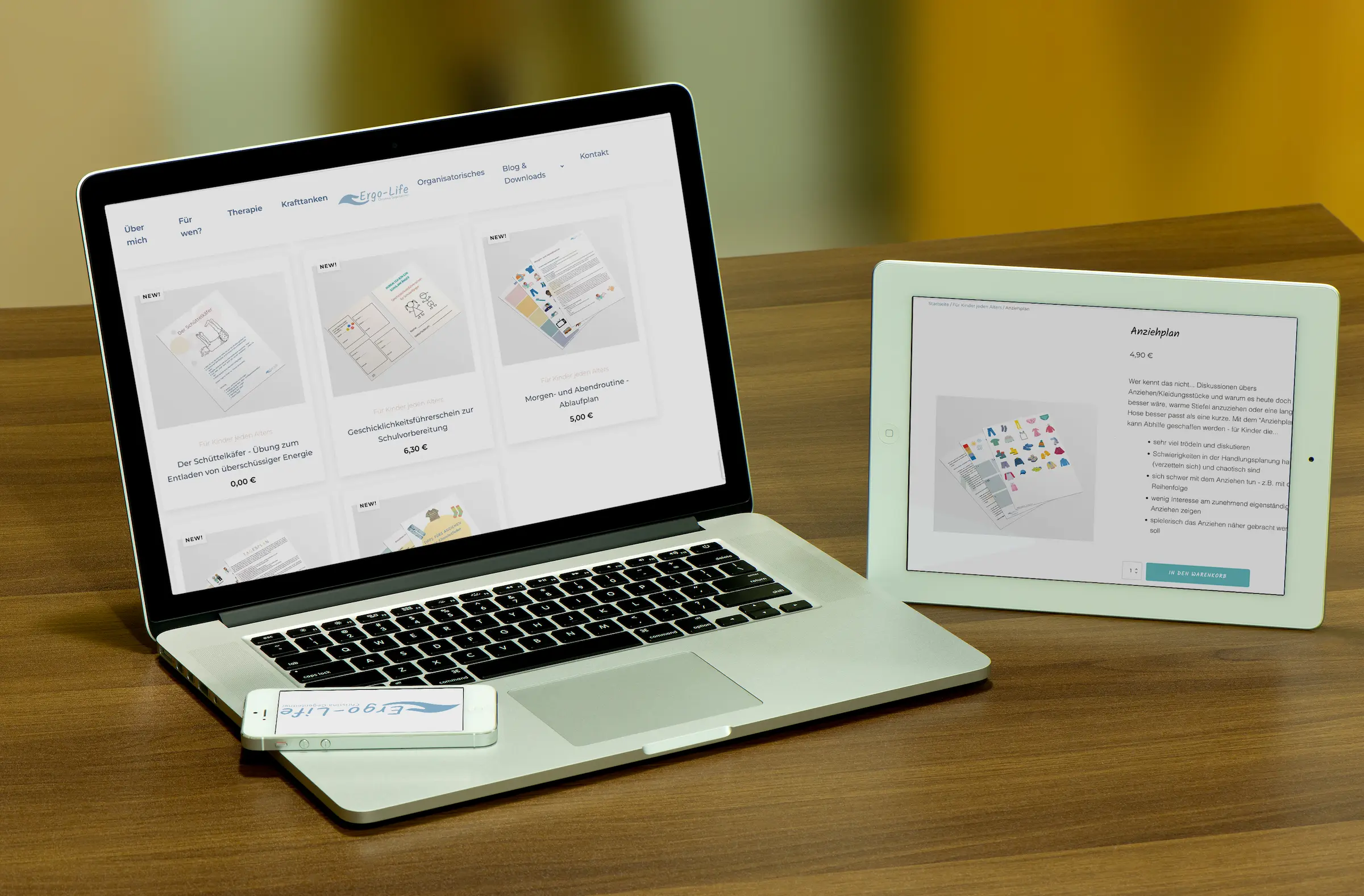 Laptop und Tablet zeigen den Ergo-Life Onlineshop für Therapiematerialien