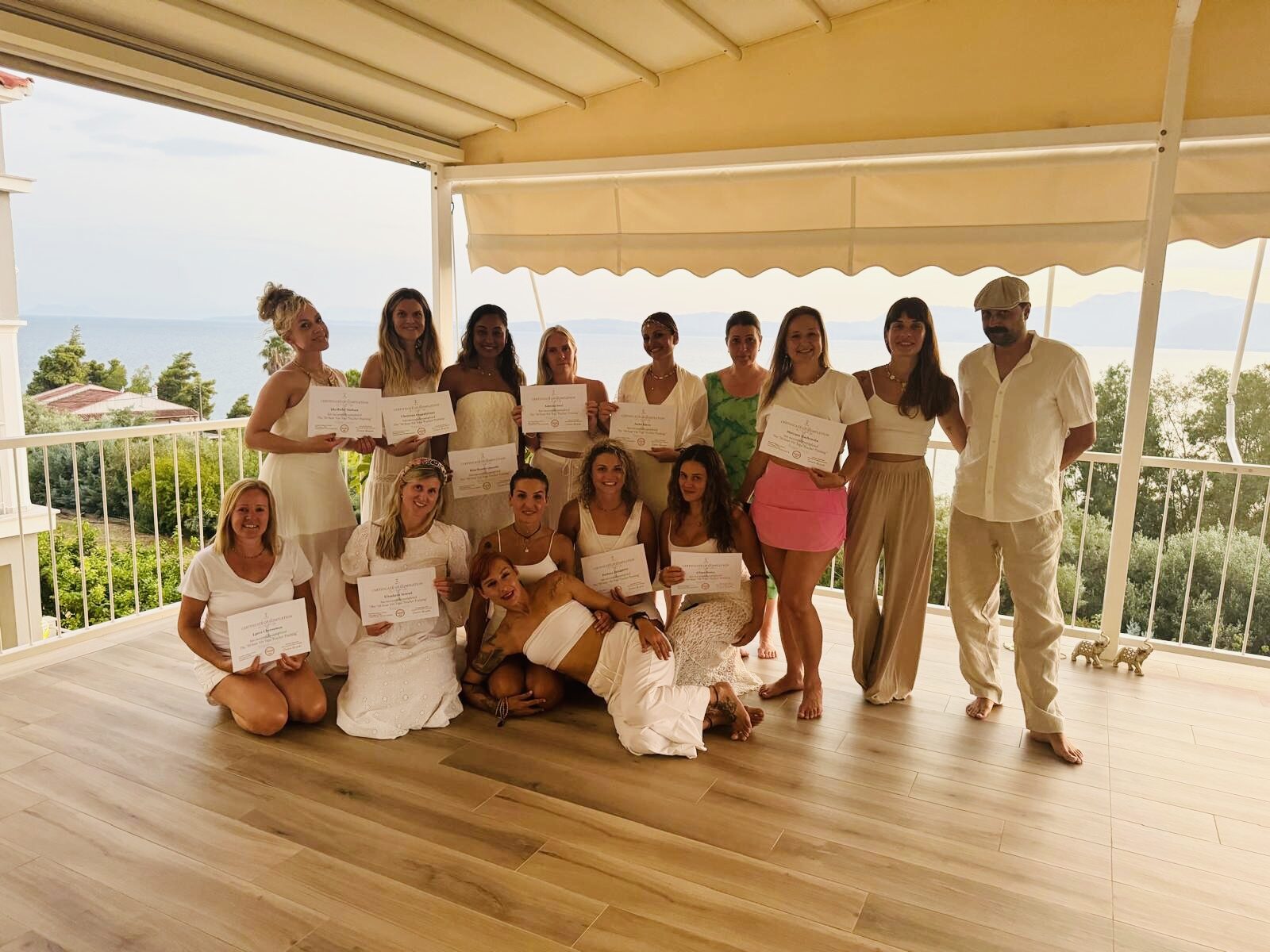 Gruppenfoto der Teilnehmerinnen eines Yoga-Retreats auf einer Terrasse