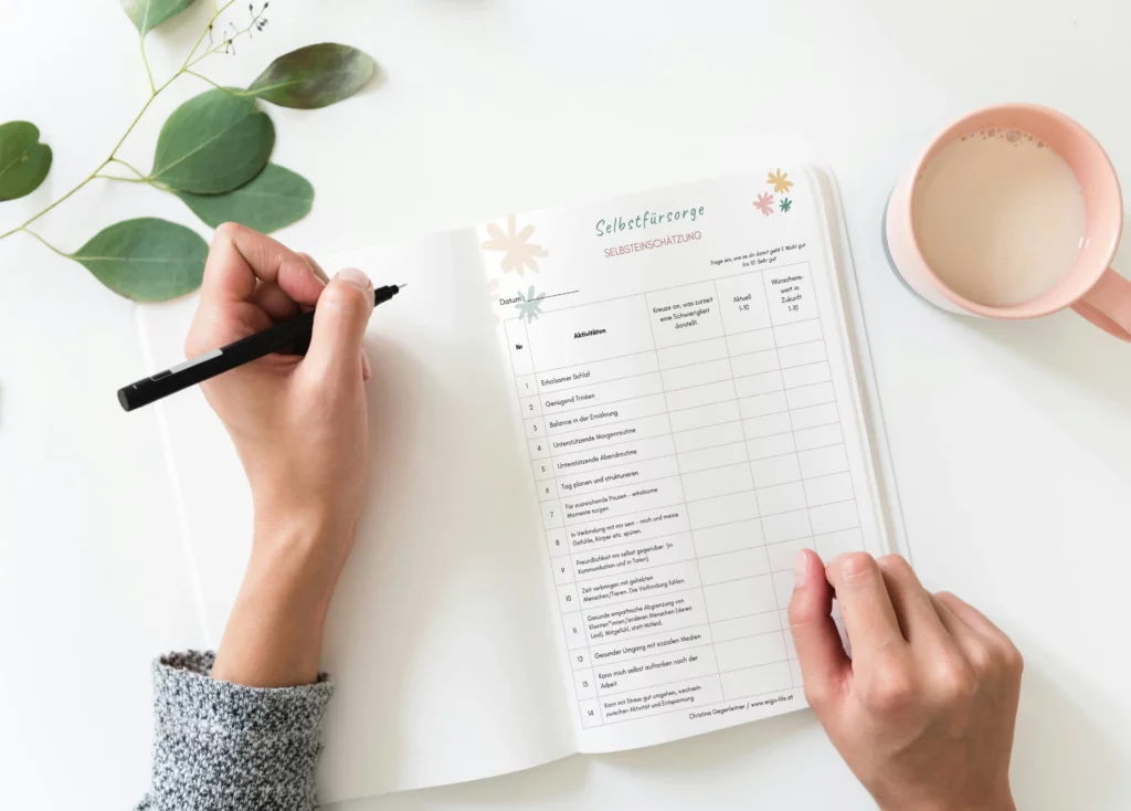 Hände füllen die Checkliste „Achtsam durch den Alltag“ aus, daneben eine Tasse