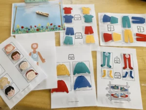 Material der TEACCH-Aufgabenmappe Anziehen mit Kleidungs- und Figurenkarten