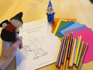 Faltgeschichte mit Zauberer-Fingerpuppen, Buntpapier und Stiften