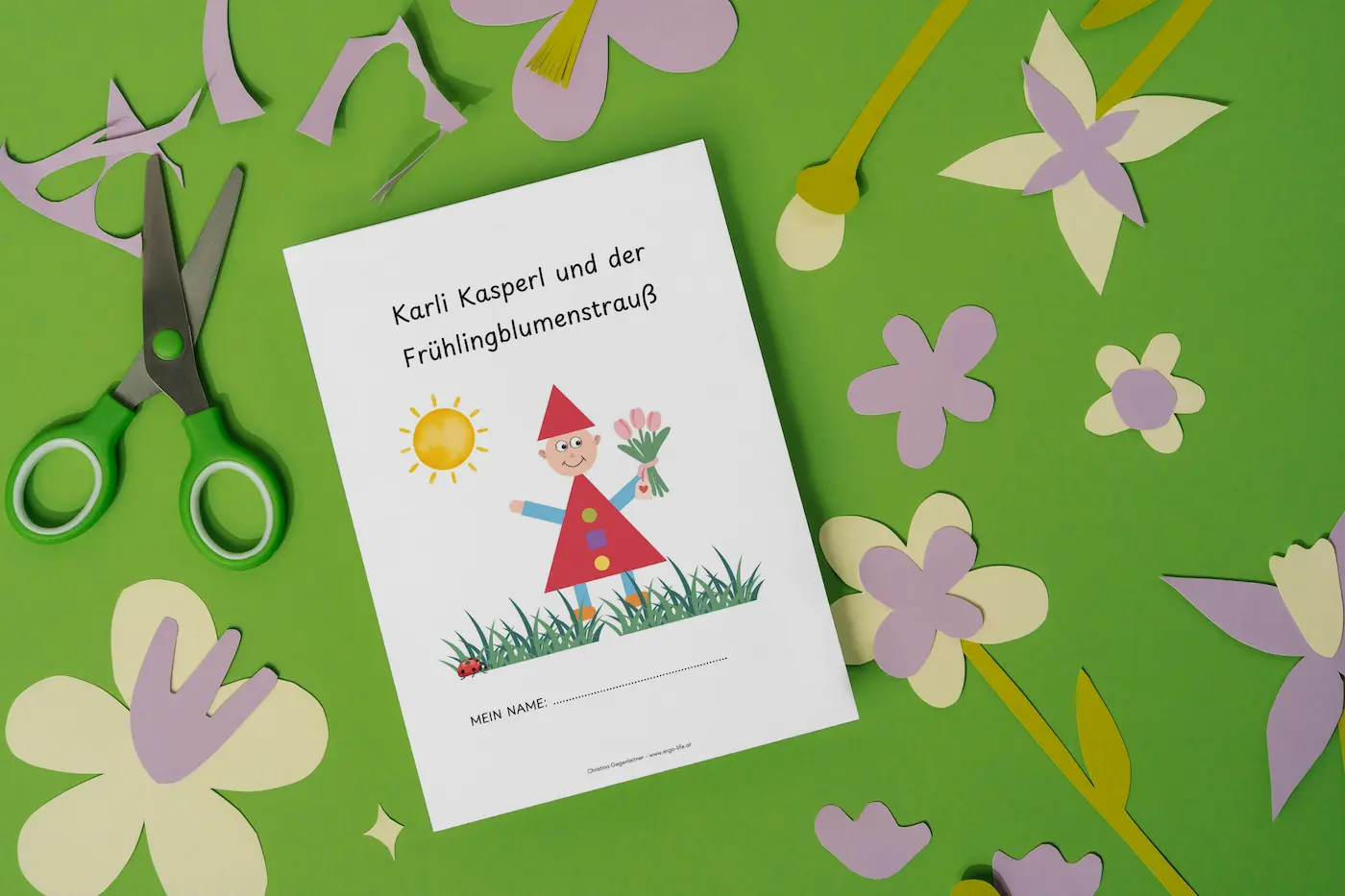 Faltgeschichte „Karli Kasperl und der Frühlingsblumenstrauß“ zwischen Papierblumen und Schere