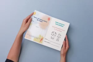 Hände halten den aufgeschlagenen Geschicklichkeitsführerschein