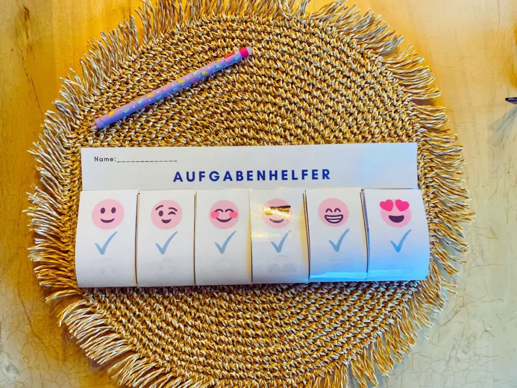 Aufgabenhelfer-Leiste mit Smileys auf einem Bastuntersetzer