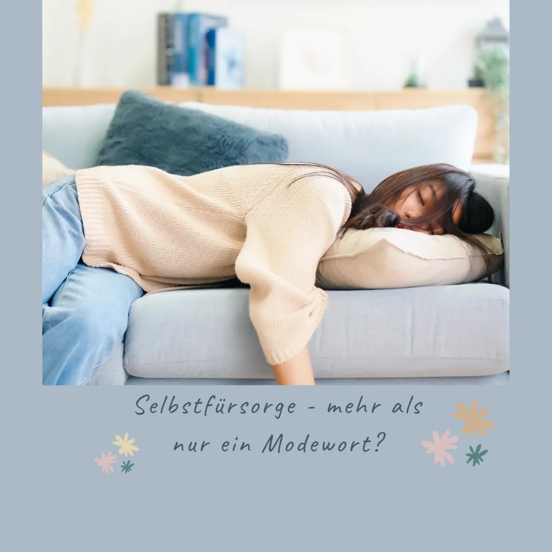 Erschöpfte Frau liegt auf dem Sofa, dazu der Text „Selbstfürsorge – mehr als nur ein Modewort?“