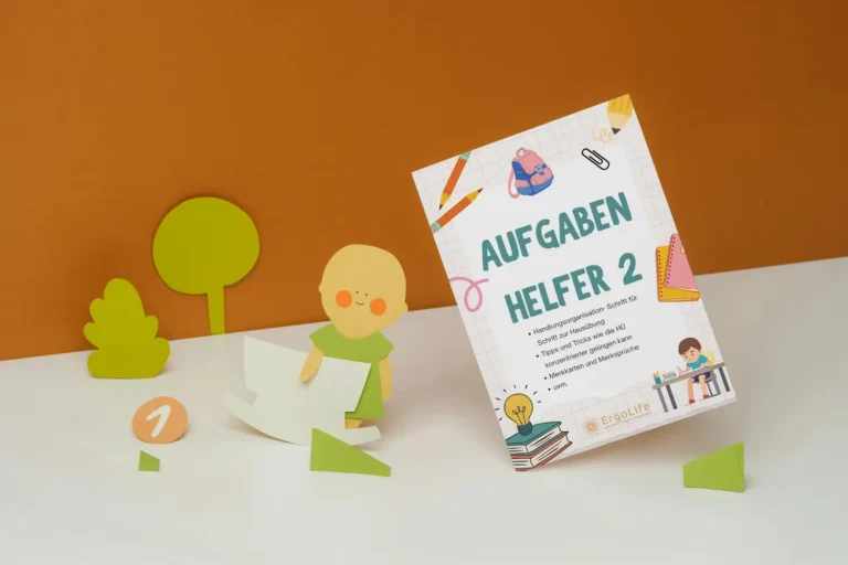 Titelblatt des Aufgabenhelfers 2 für Schulkinder vor orangem Hintergrund mit Papierfiguren