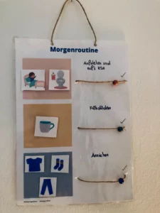Morgenroutine-Plan mit Bildkarten und Klammern an der Wand